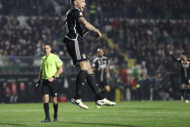 Otamendi veste fato de goleador nove anos depois