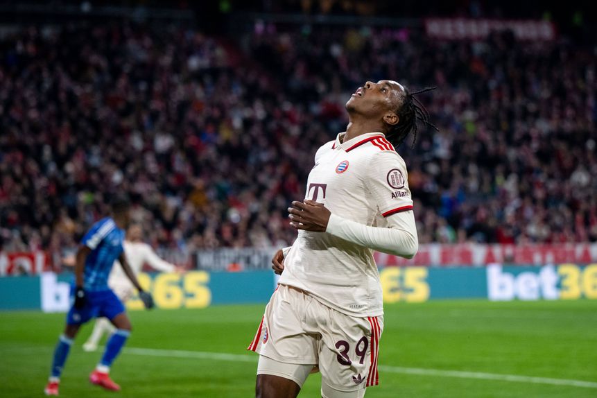 Mathys Tel em ação diante o Slovan Bratislava na UEFA Champions League