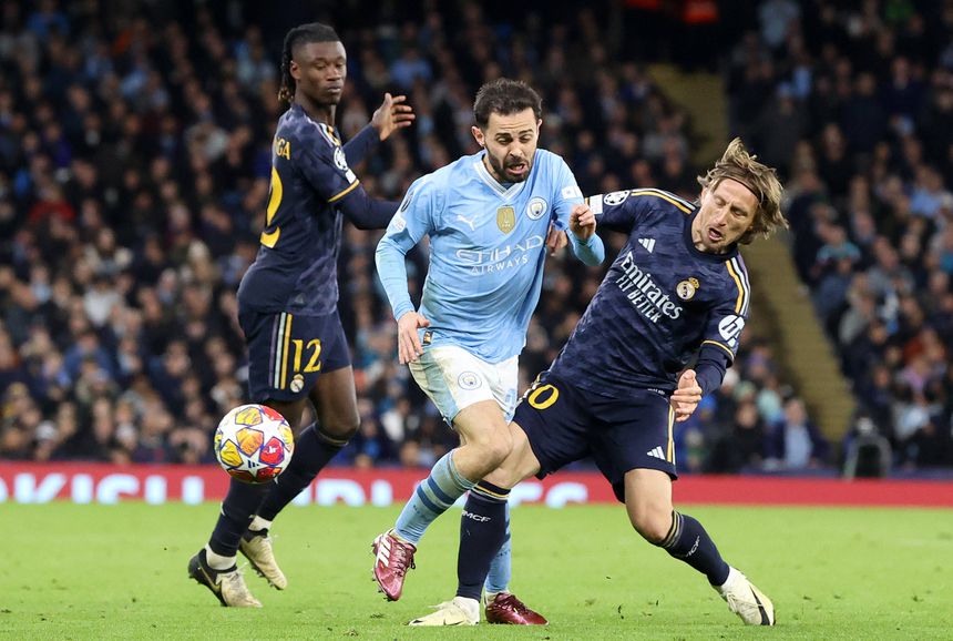 Bernardo Silva a tentar passar por Modric e Camavinga, no Eithad