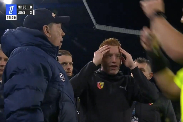 VÍDEO: expulsos após discussão... abraçam-se para tentar demover o árbitro 