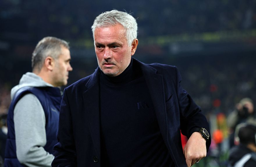 José Mourinho a orientar mais um jogo do Fenerbahçe