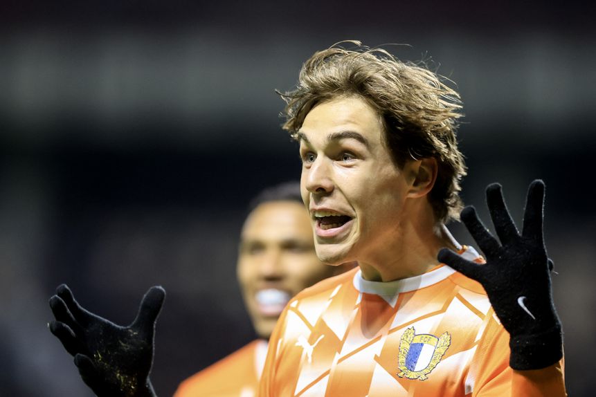 Gustavo Sá ajuda o Famalicão a controlar o jogo (FOTO JOSÉ COELHO/LUSA)