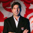 PauloPaulo Fonseca posa, de braços cruzados, para a foto do anúncio do Lyon