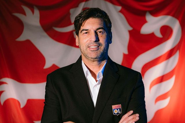 PauloPaulo Fonseca posa, de braços cruzados, para a foto do anúncio do Lyon