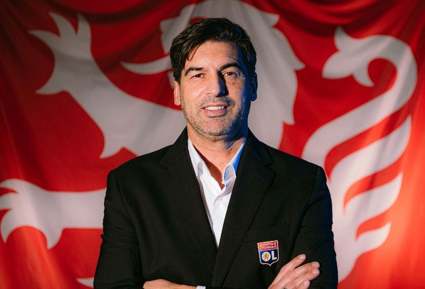 PauloPaulo Fonseca posa, de braços cruzados, para a foto do anúncio do Lyon