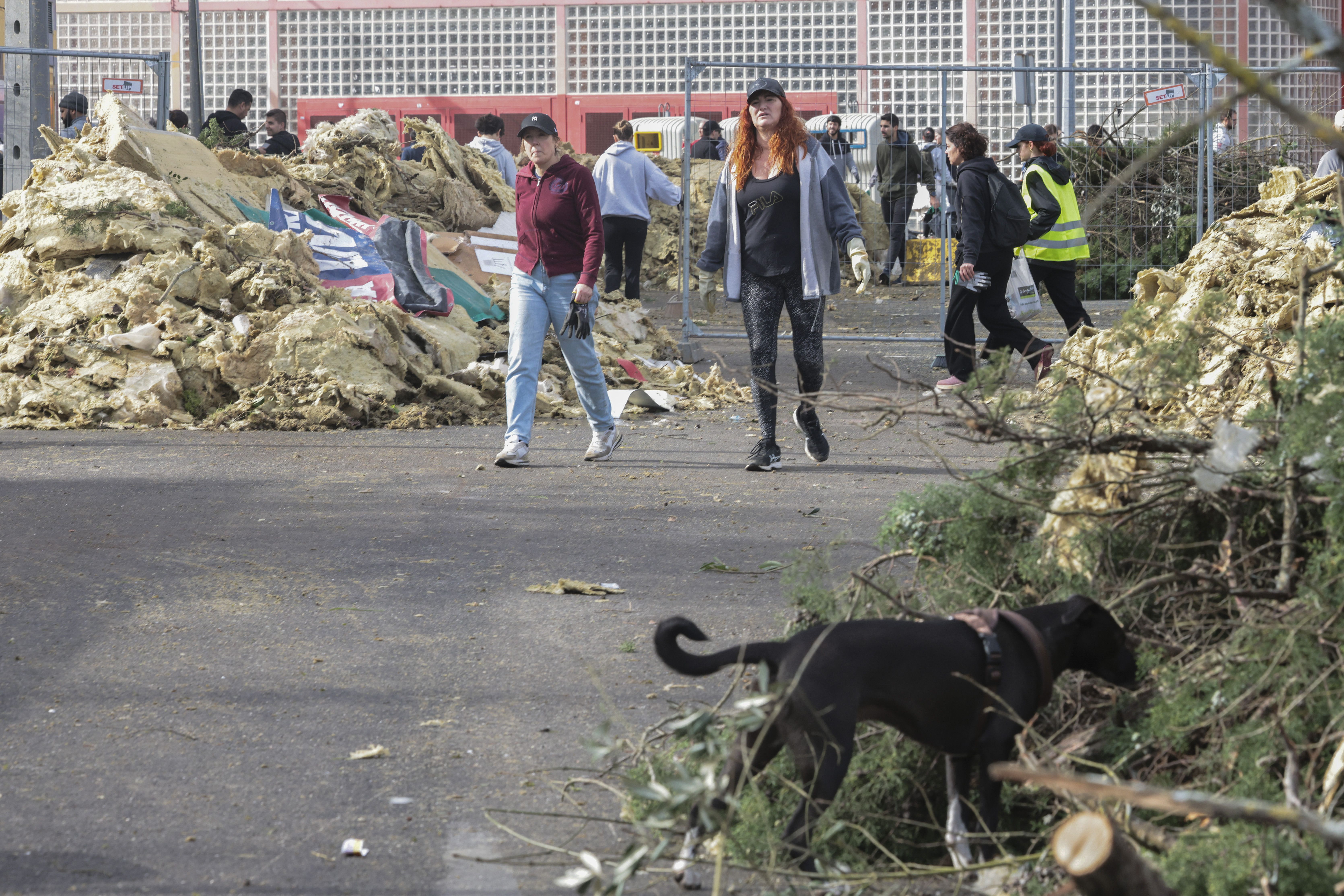 Voluntários ajudam na remoção de detritos provocados pela depressão Kristin, no centro de Leiria. Governo decretou situação de calamidade entre as 00:00 de quarta-feira até às 23:59 de 1 de fevereiro - Foto: MANUEL DE ALMEIDA/LUSA