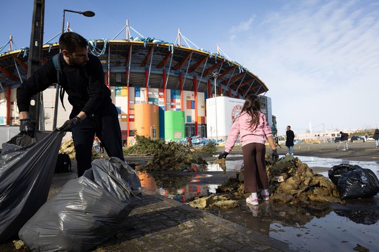 Operações de limpeza no Estádio Dr. Magalhães Pessoa, em Leiria - Foto: UD Leiria