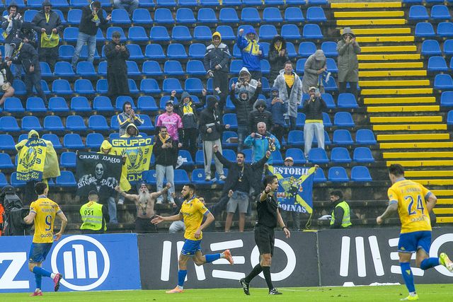 Santa Clara-Estoril: terceira vitória consecutiva dos canarinhos