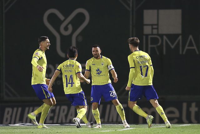 Jogadores do Arouca festejam o golo - Foto: MANUEL FERNANDO ARAÚJO/LUSA