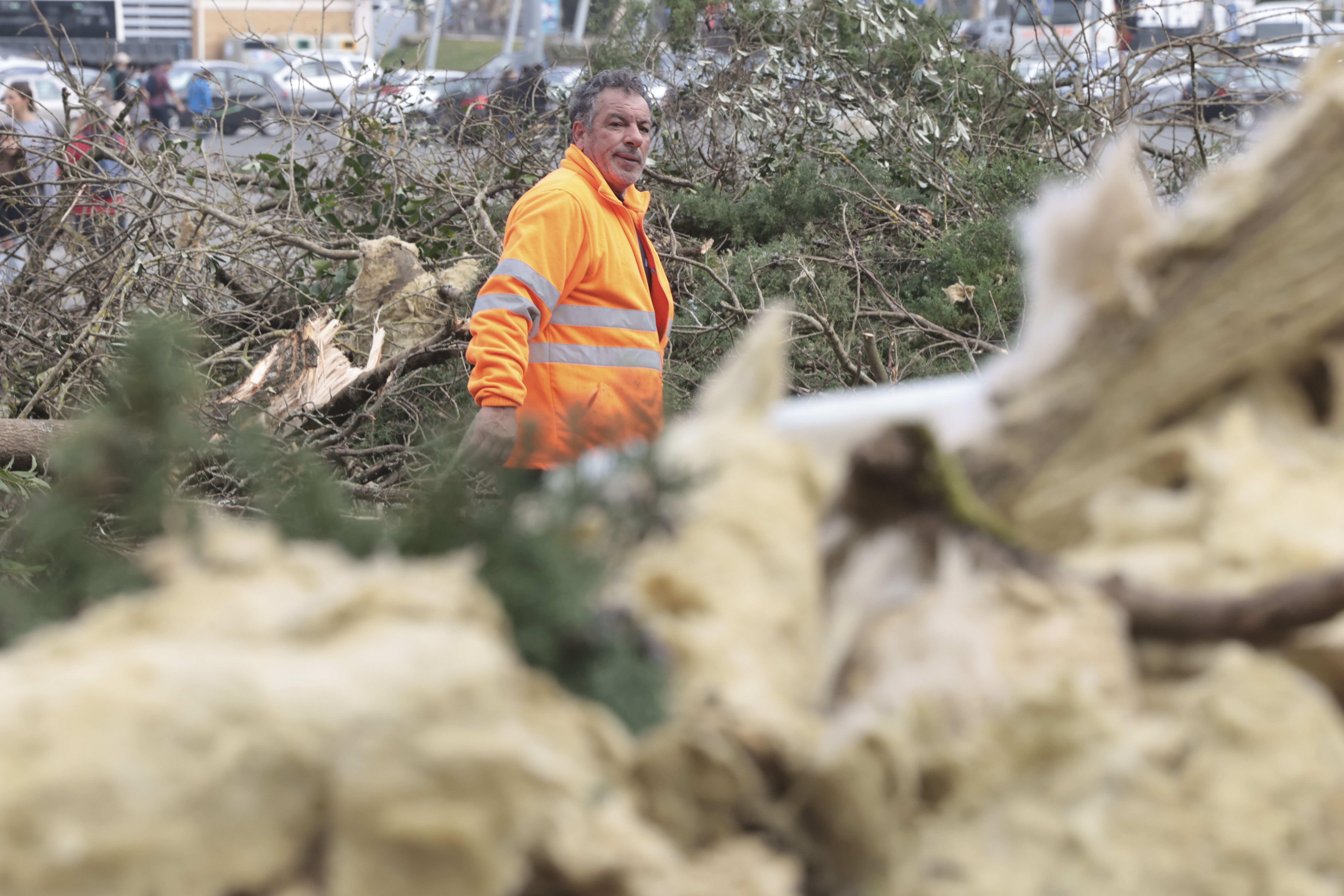 Voluntários ajudam na remoção de detritos provocados pela depressão Kristin, no centro de Leiria. Governo decretou situação de calamidade entre as 00:00 de quarta-feira até às 23:59 de 1 de fevereiro - Foto: MANUEL DE ALMEIDA/LUSA