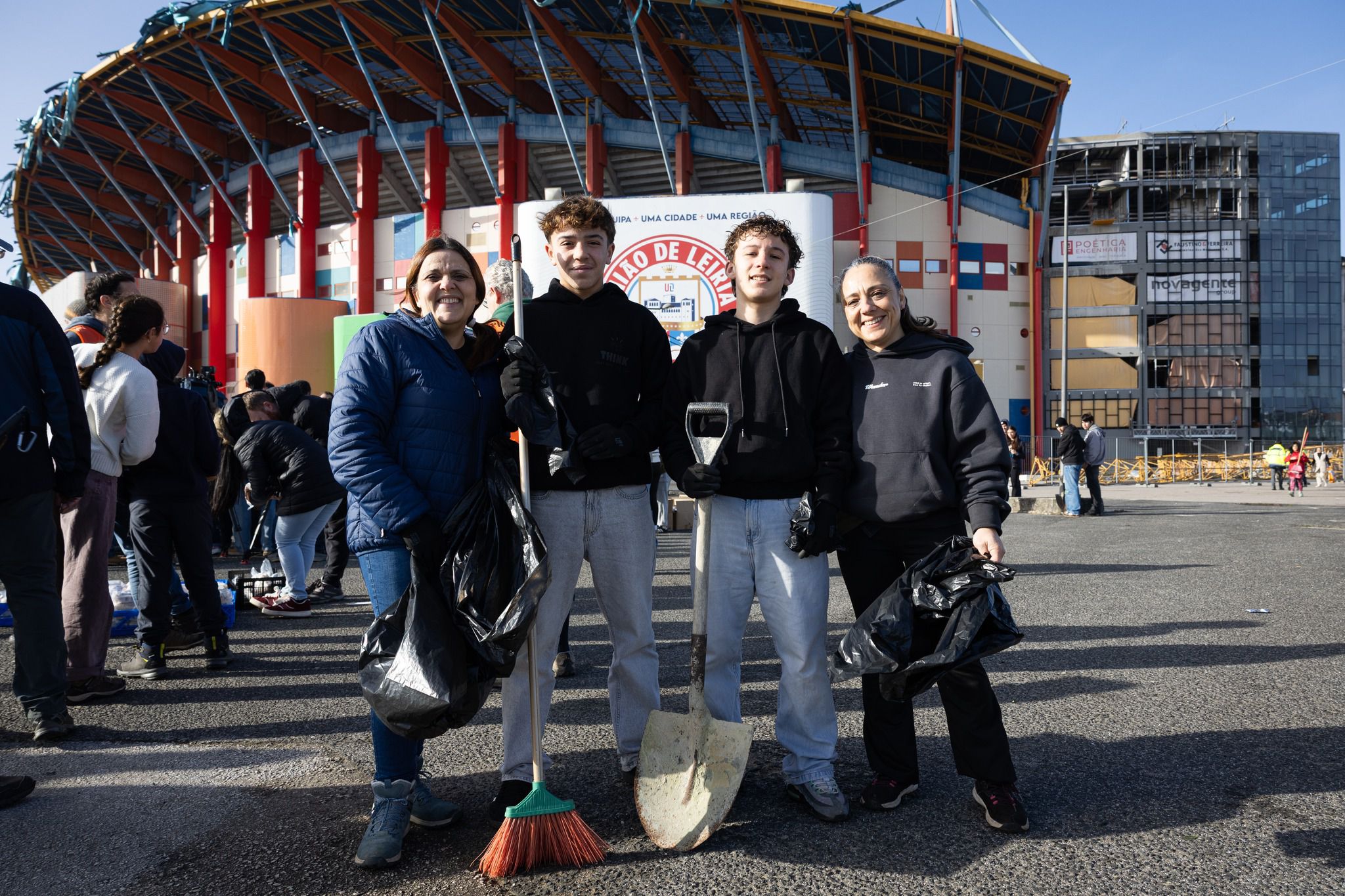 Operações de limpeza no Estádio Dr. Magalhães Pessoa, em Leiria - Foto: UD Leiria