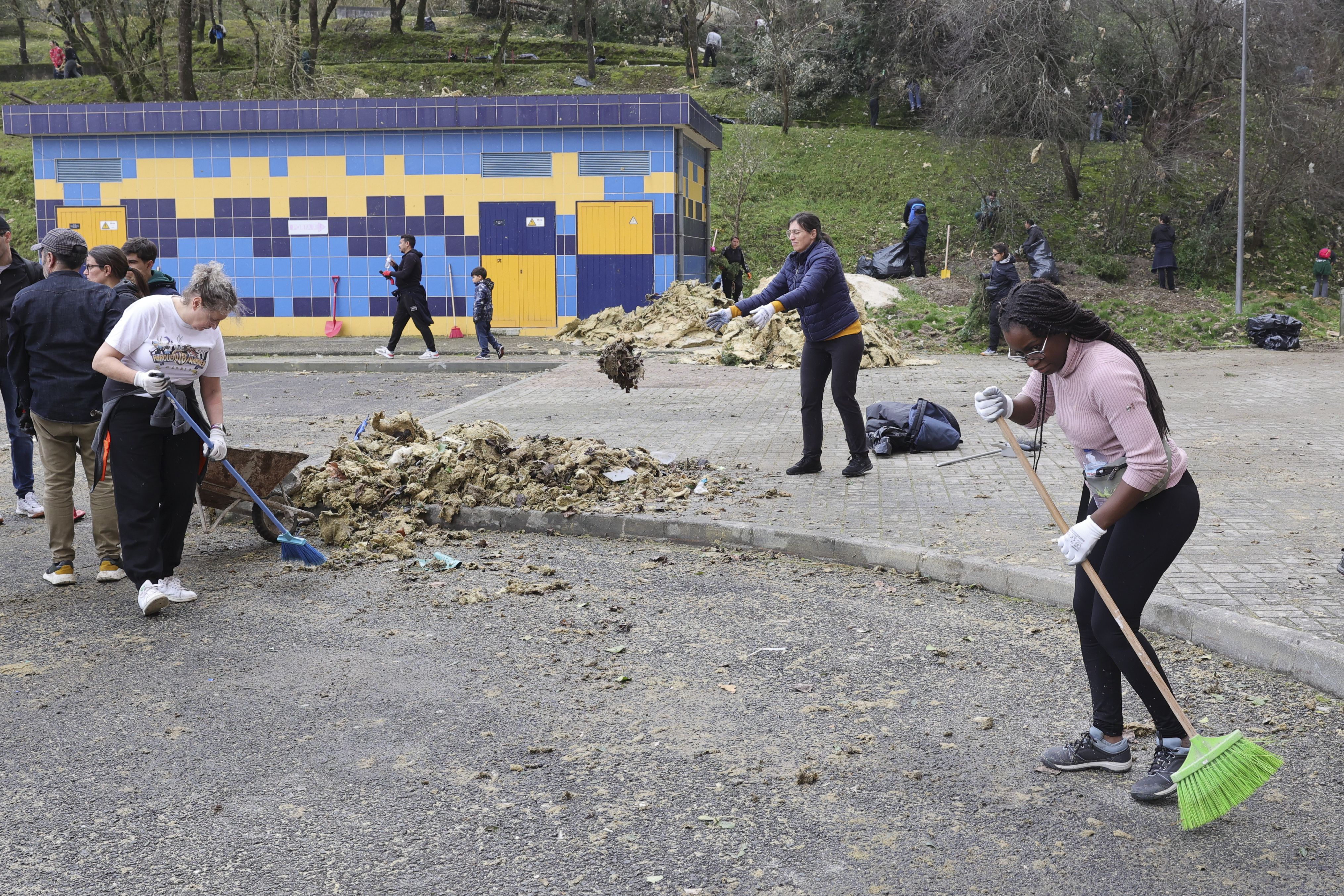 Voluntários ajudam na remoção de detritos provocados pela depressão Kristin, no centro de Leiria. Governo decretou situação de calamidade entre as 00:00 de quarta-feira até às 23:59 de 1 de fevereiro - Foto: MANUEL DE ALMEIDA/LUSA