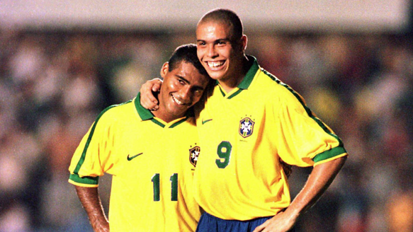 Romário e Ronaldo, antigos pontas de lança brasileiros (foto Imago)