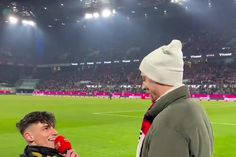 Árbitro alemão pede namorado em casamento no relvado e estádio rejubila