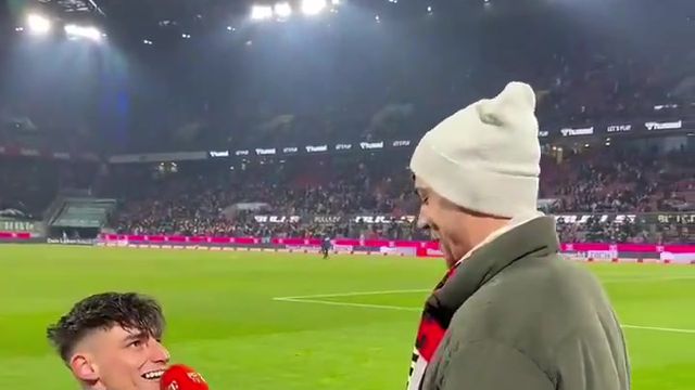 Árbitro alemão pede namorado em casamento no relvado e estádio rejubila