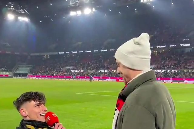 Árbitro alemão pede namorado em casamento no relvado e estádio rejubila