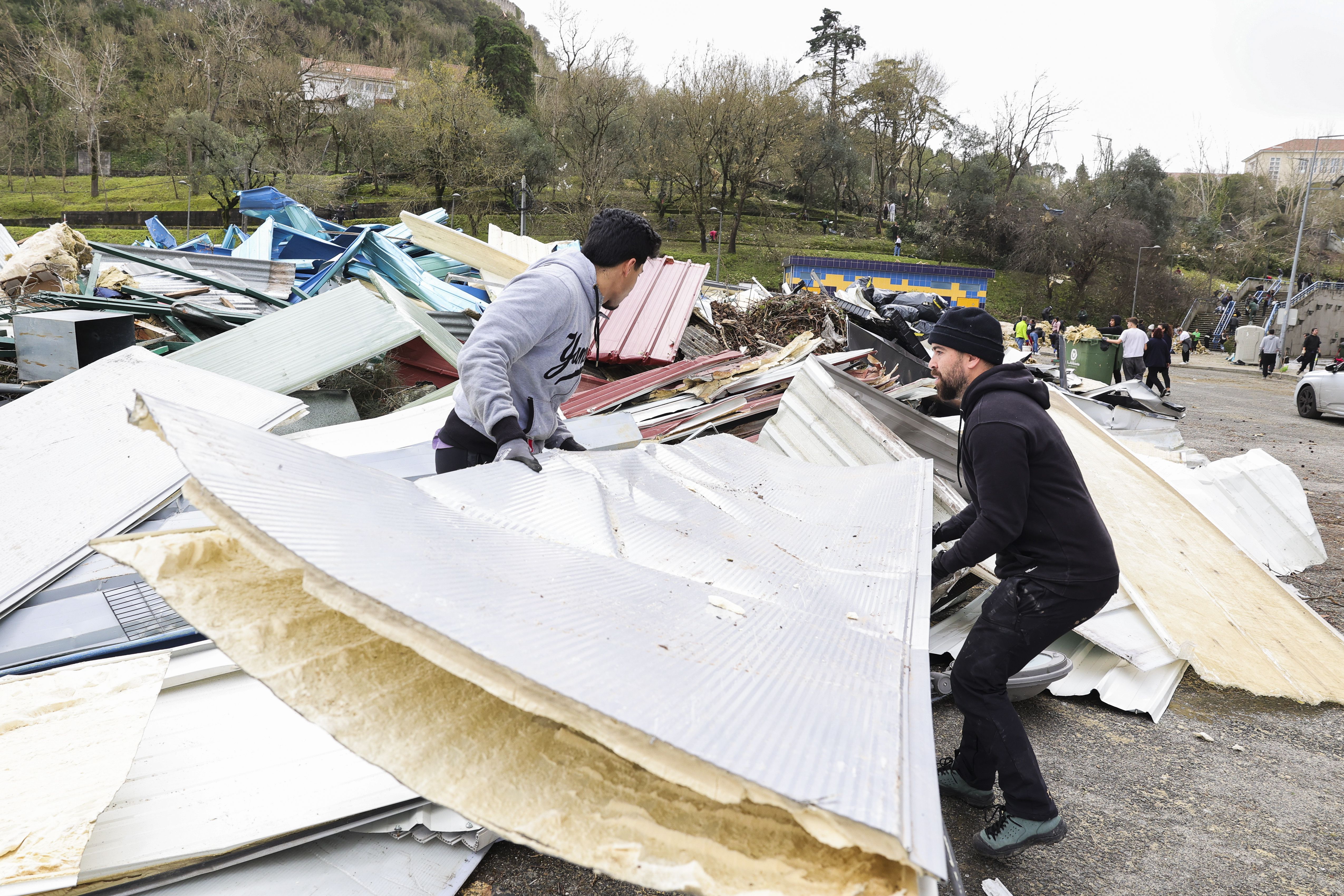 Voluntários ajudam na remoção de detritos provocados pela depressão Kristin, no centro de Leiria. Governo decretou situação de calamidade entre as 00:00 de quarta-feira até às 23:59 de 1 de fevereiro - Foto: MANUEL DE ALMEIDA/LUSA