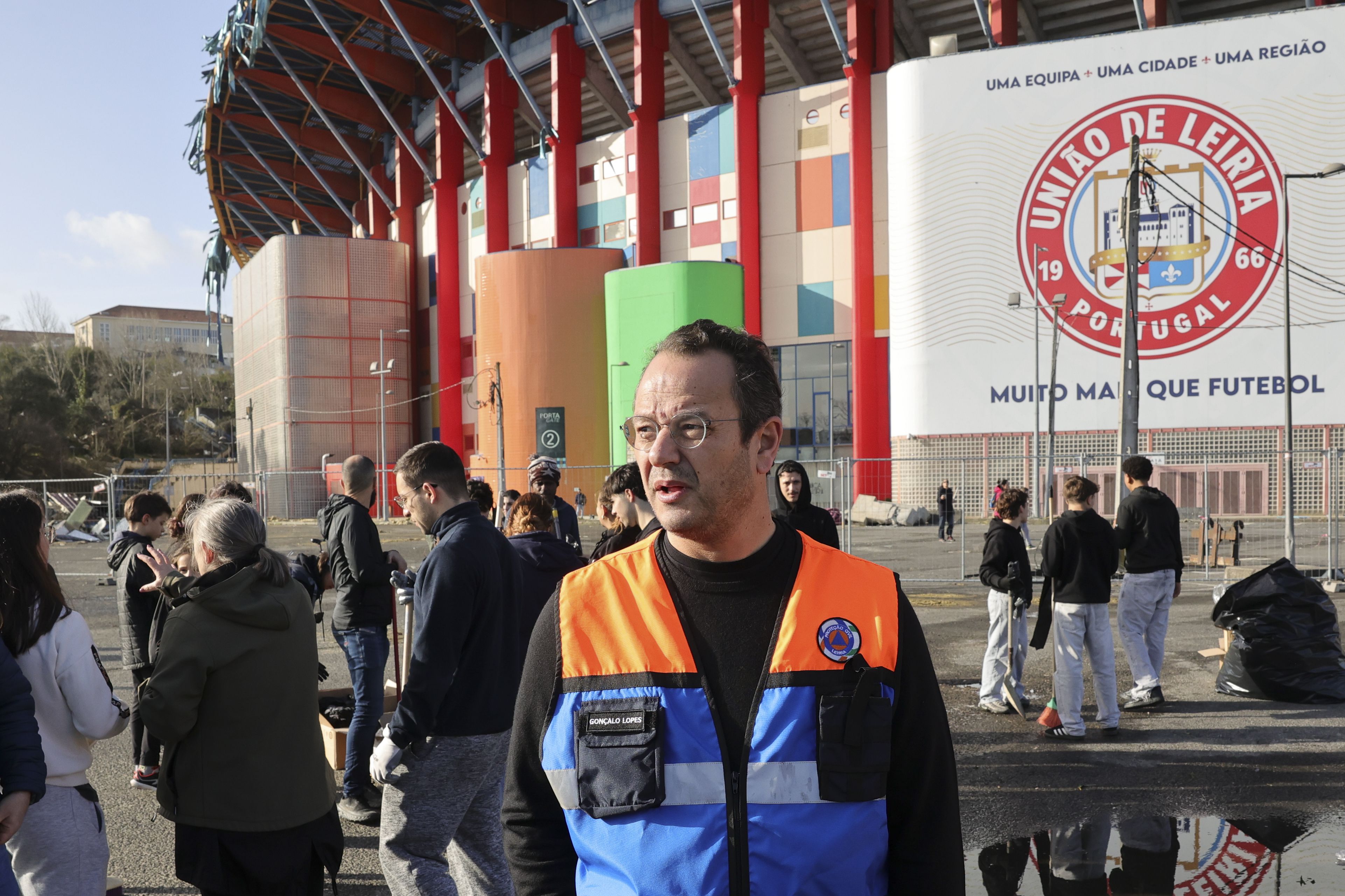 O presidente da Câmara Municipal de Leiria, Gonçalo Lopes (D), fala aos jornalistas durante a remoção de detritos provocados pela passagem da depressão Kristin - Foto: MANUEL DE ALMEIDA/LUSA