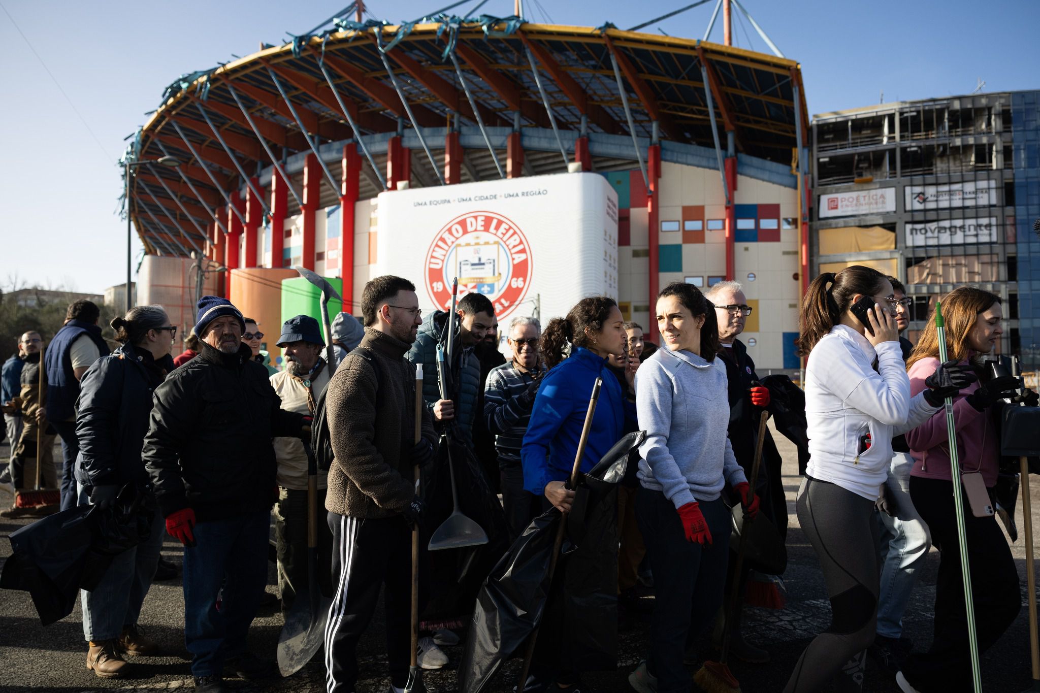 Operações de limpeza no Estádio Dr. Magalhães Pessoa, em Leiria - Foto: UD Leiria