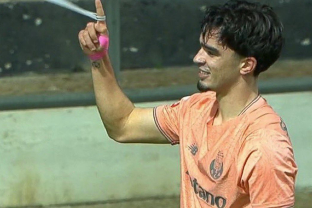 Mateus Mide marca pelo FC Porto B e celebra à Vitinha (D.R.)