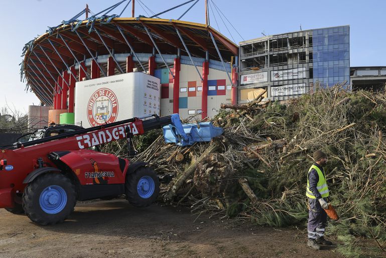 Voluntários ajudam na remoção de detritos provocados pela depressão Kristin, no centro de Leiria. Governo decretou situação de calamidade entre as 00:00 de quarta-feira até às 23:59 de 1 de fevereiro - Foto: MANUEL DE ALMEIDA/LUSA