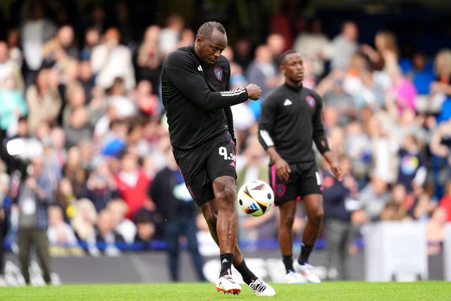 Usain Bolt em ação num Inglaterra/Resto do Mundo