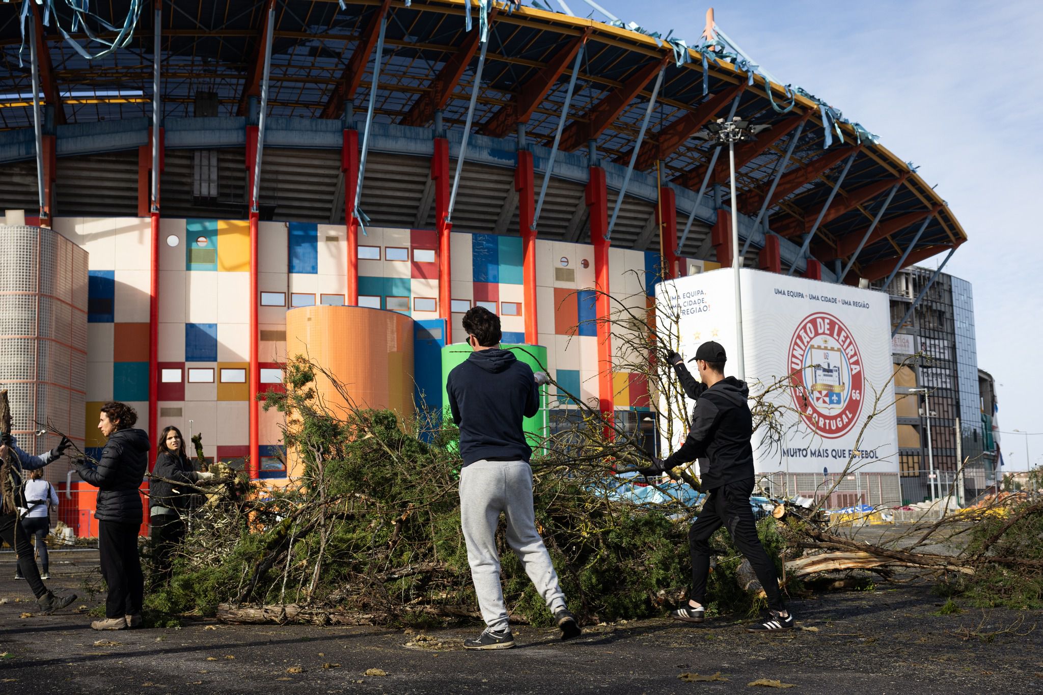 Operações de limpeza no Estádio Dr. Magalhães Pessoa, em Leiria - Foto: UD Leiria