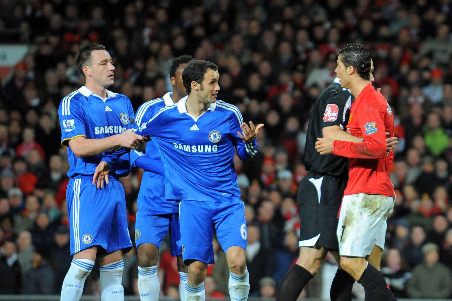 John Terry a afastar Ricardo Carvalho numa discussão com Cristiano Ronaldo num Chelsea-Man. United
