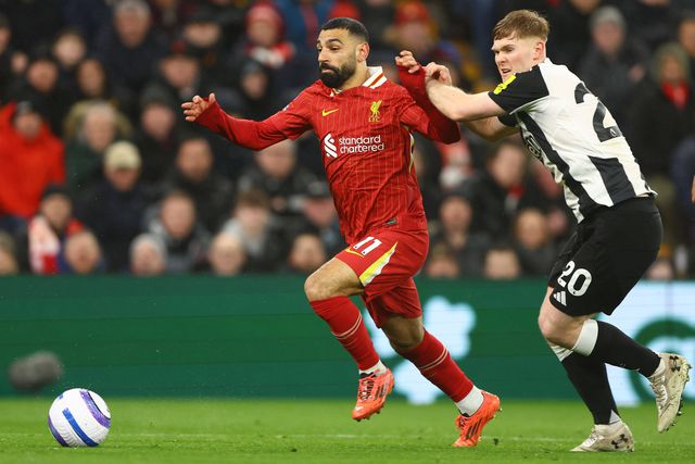 Liverpool-Newcastle: campeão inglês em ação