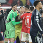 Courtois e Trubin, respetivamente guarda-redes de Real Madrid e Benfica, abraçados no final do jogo (foto Imago)