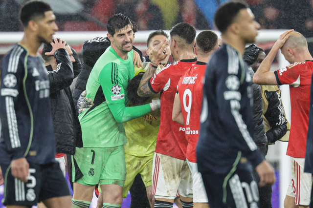 Courtois e Trubin, respetivamente guarda-redes de Real Madrid e Benfica, abraçados no final do jogo (foto Imago)