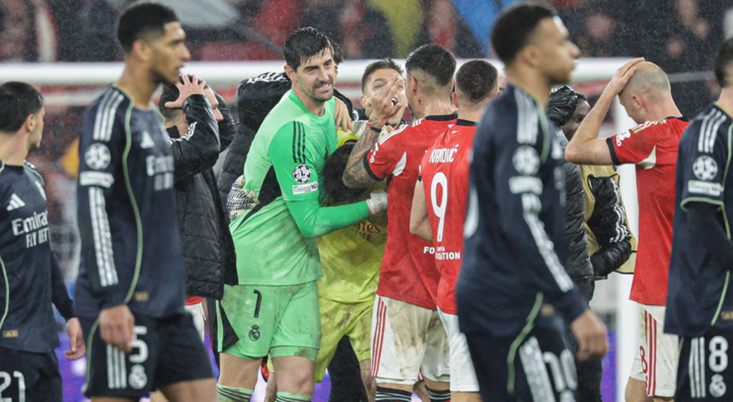 Courtois e Trubin, respetivamente guarda-redes de Real Madrid e Benfica, abraçados no final do jogo (foto Imago)