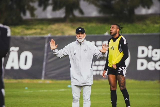 Álvaro Pacheco orienta treino dos gansos - Foto: Casa Pia AC