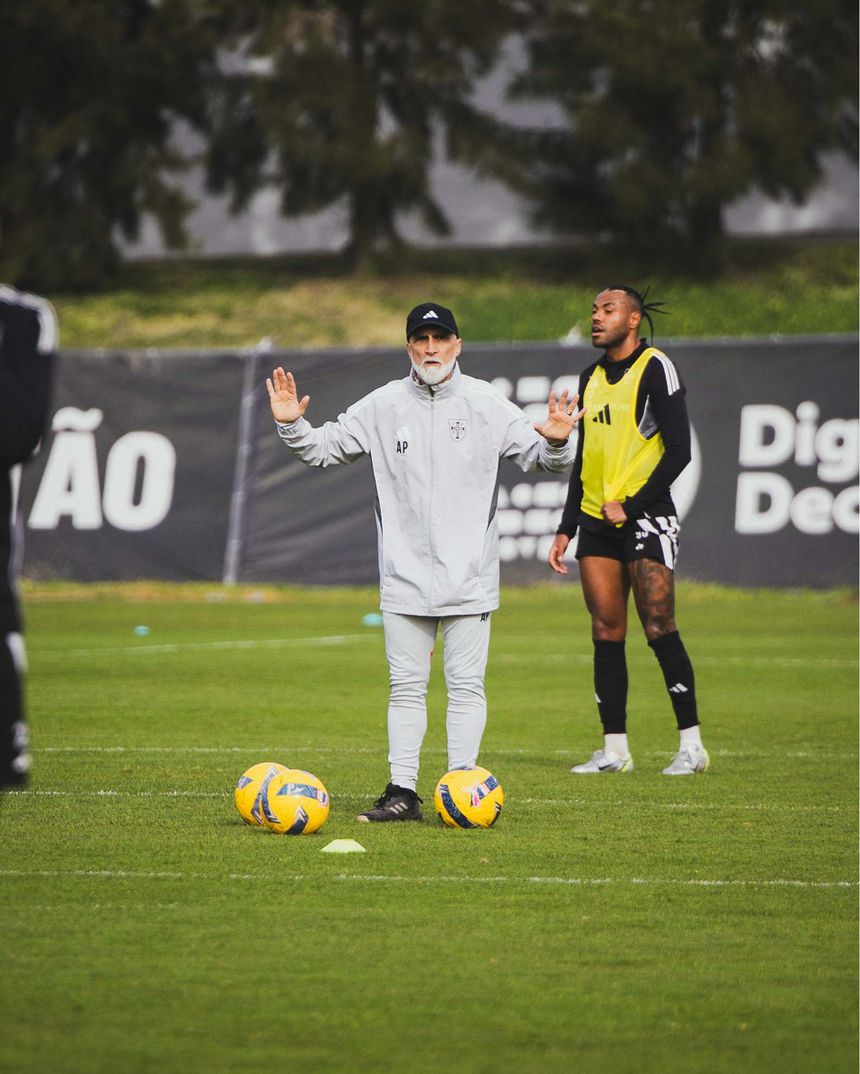 Álvaro Pacheco orienta treino dos gansos - Foto: Casa Pia AC