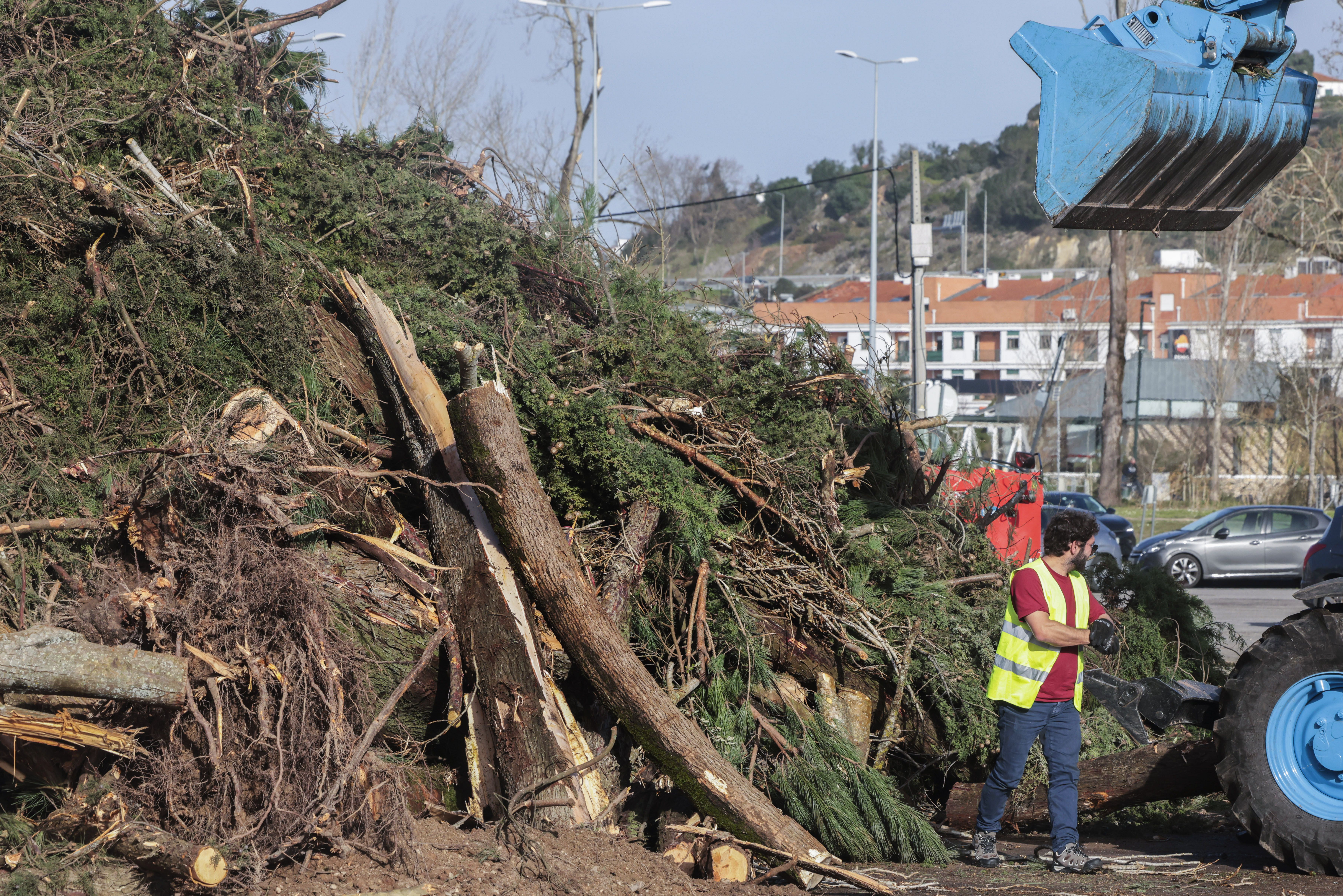 Voluntários ajudam na remoção de detritos provocados pela depressão Kristin, no centro de Leiria. Governo decretou situação de calamidade entre as 00:00 de quarta-feira até às 23:59 de 1 de fevereiro - Foto: MANUEL DE ALMEIDA/LUSA