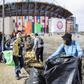 Voluntários ajudam na remoção de detritos provocados pela depressão Kristin, no centro de Leiria. Governo decretou situação de calamidade entre as 00:00 de quarta-feira até às 23:59 de 1 de fevereiro - Foto: MANUEL DE ALMEIDA/LUSA