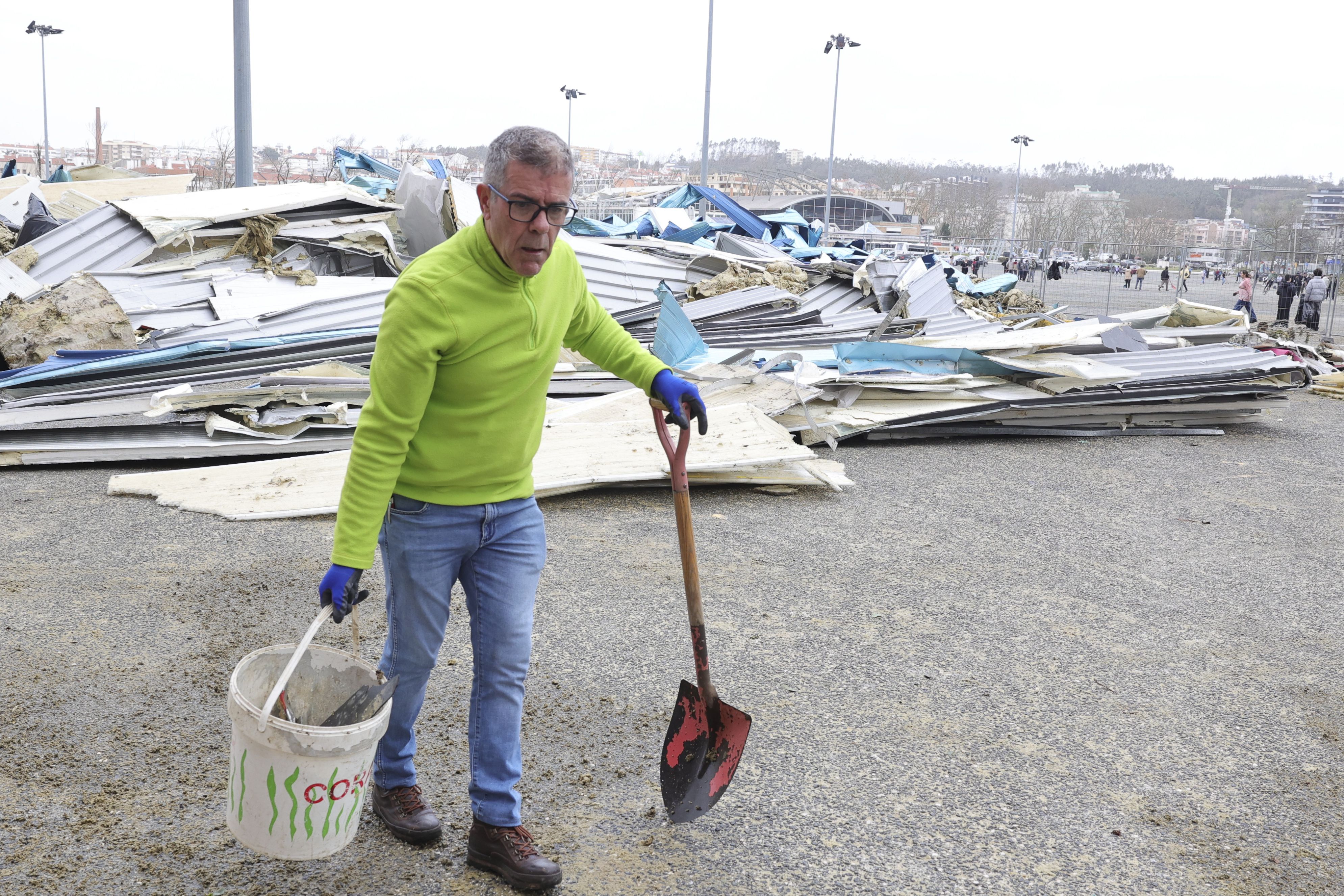 Voluntários ajudam na remoção de detritos provocados pela depressão Kristin, no centro de Leiria. Governo decretou situação de calamidade entre as 00:00 de quarta-feira até às 23:59 de 1 de fevereiro - Foto: MANUEL DE ALMEIDA/LUSA