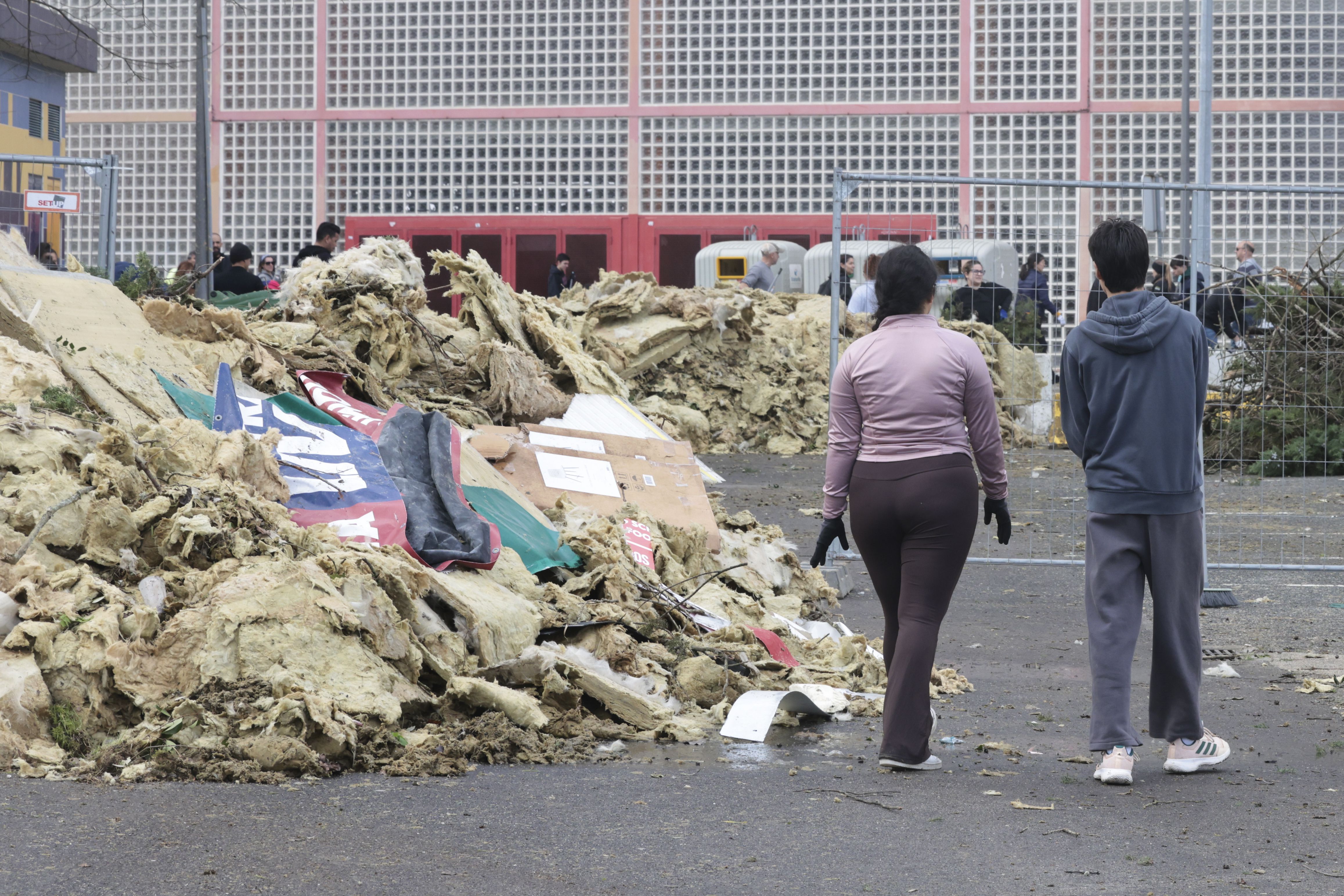 Voluntários ajudam na remoção de detritos provocados pela depressão Kristin, no centro de Leiria. Governo decretou situação de calamidade entre as 00:00 de quarta-feira até às 23:59 de 1 de fevereiro - Foto: MANUEL DE ALMEIDA/LUSA