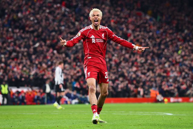 Liverpool goleia Newcastle e vai dormir em lugar europeu