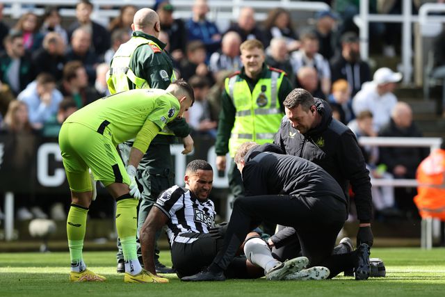 Capitão do Newcastle sofre lesão grave e é baixa entre 6 e 9 meses