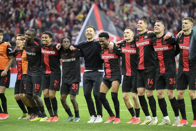 Vídeo e fotos: Adeptos do Bayer celebram Xabi Alonso