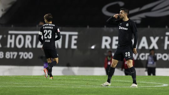 Paulinho a mostrar os dentes na sombra