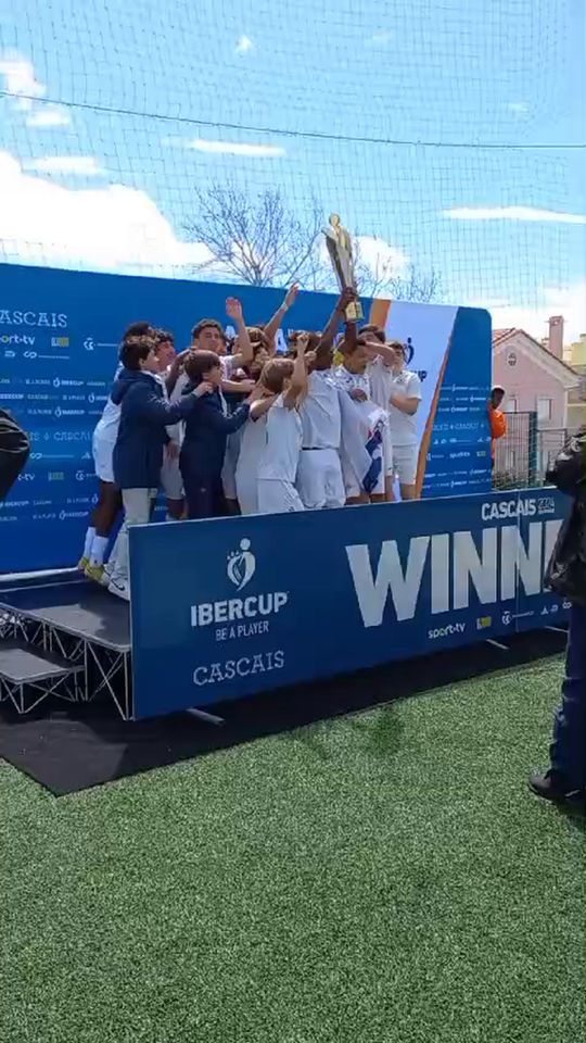 Entrega de troféu de campeão aos jogadores do Belenenses