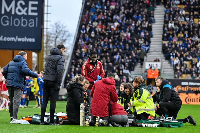 Susto em Inglaterra: jogadora do Arsenal desmaia em campo