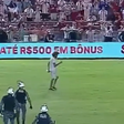 Vídeo: Homem entra duas vezes em campo a fumar em jogo no Brasil e torna-se viral