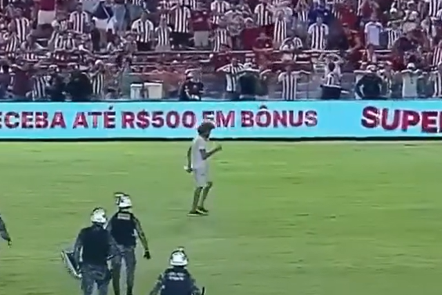 Vídeo: Homem entra duas vezes em campo a fumar em jogo no Brasil e torna-se viral