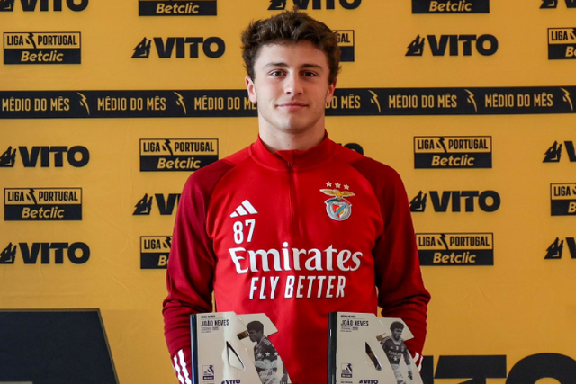 Benfica: António Silva e João Neves receberam prémios da Liga