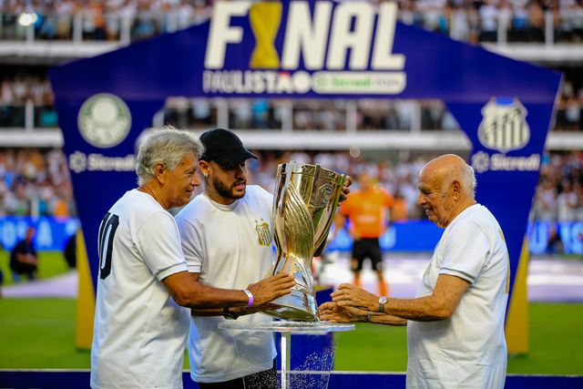 Neymar leva taça do Paulistão e admite: «Saudades de jogar aqui»