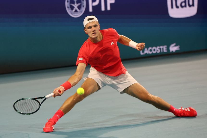 Jakub Mensik em ação em Miami