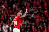 Otamendi, central do Benfica a acenar e a sorrir num jogo do Benfica